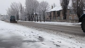 Коммунальные службы Кировска ведут борьбу с мокрым снегом на дорогах городского округа