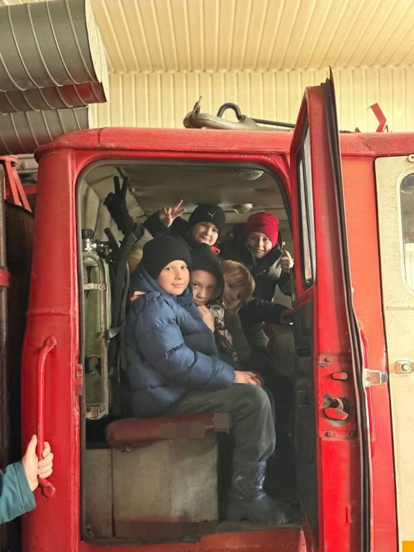 Сотрудники Стахановского городского пожарного подразделения МЧС Луганской Народной Республики организовали увлекательную экскурсию для учеников 56-х классов средней школы № 2 Сотрудники Стахановского городского пожарного подразделения МЧС Луганской Народной Республики организовали увлекательную экскурсию для учеников 56-х классов средней школы № 2