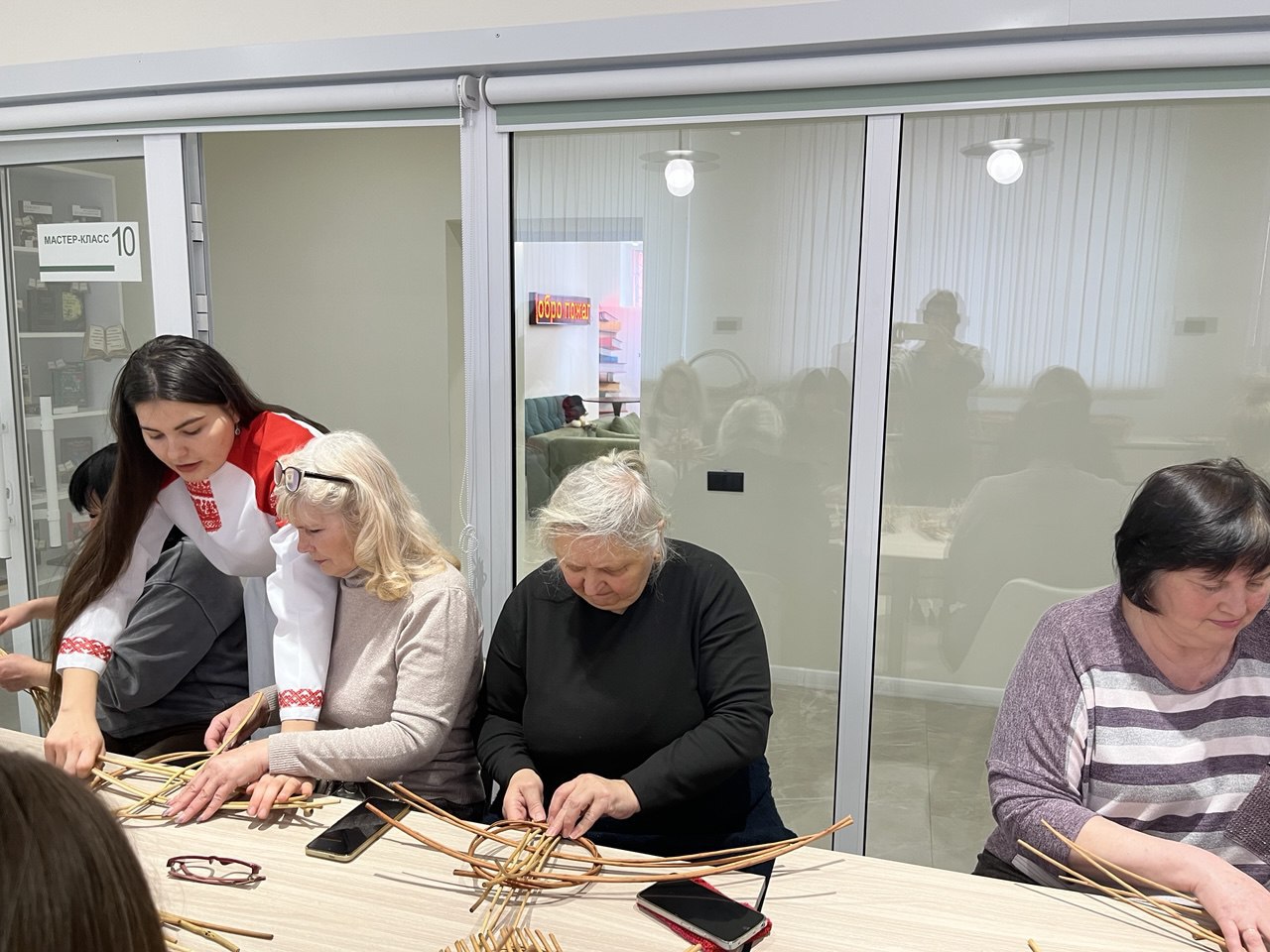 Посетители Перевальского "Библиопортала" освоили уникальную технику лозоплетения "Тарелочка зарзо" Посетители Перевальского "Библиопортала" освоили уникальную технику лозоплетения "Тарелочка зарзо"