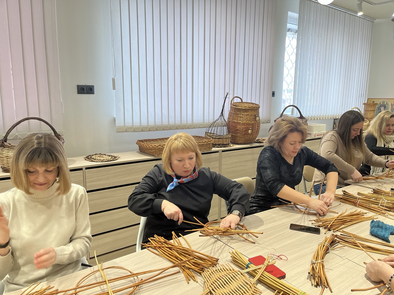 Посетители Перевальского "Библиопортала" освоили уникальную технику лозоплетения "Тарелочка зарзо" Посетители Перевальского "Библиопортала" освоили уникальную технику лозоплетения "Тарелочка зарзо"