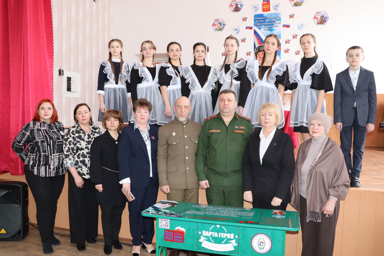 В Стахановской школе увековечили память участника СВО Андрея Степанова В Стахановской школе увековечили память участника СВО Андрея Степанова