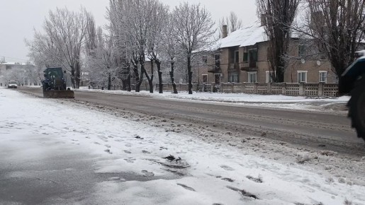 Коммунальные службы Кировска ведут борьбу с мокрым снегом на дорогах городского округа