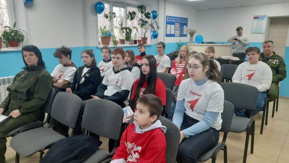 В помещении Рубежанского местного отделения ВПП «Единая Россия» состоялся просмотр художественного кинофильма патриотической направленности, посвященного подвигам защитников Отечества, вопросам гражданского долга, служения... В помещении Рубежанского местного отделения ВПП «Единая Россия» состоялся просмотр художественного кинофильма патриотической направленности, посвященного подвигам защитников Отечества, вопросам гражданского долга, служения...