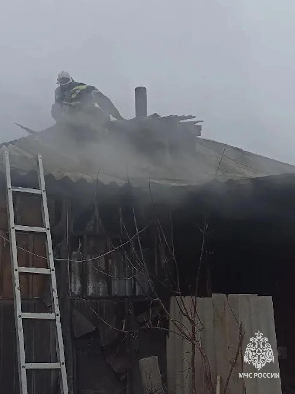 Спасатели МЧС России ликвидировали пожар в частном доме в Лутугинском муниципальном округе