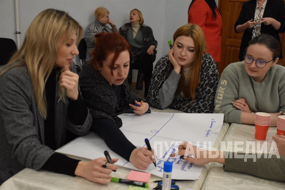 В Культурно-досуговом центре Алчевска состоялся семинар по разработке дизайн-проекта для участия во Всероссийском конкурсе лучших проектов создания комфортной городской среды в 2026 году В Культурно-досуговом центре Алчевска состоялся семинар по разработке дизайн-проекта для участия во Всероссийском конкурсе лучших проектов создания комфортной городской среды в 2026 году