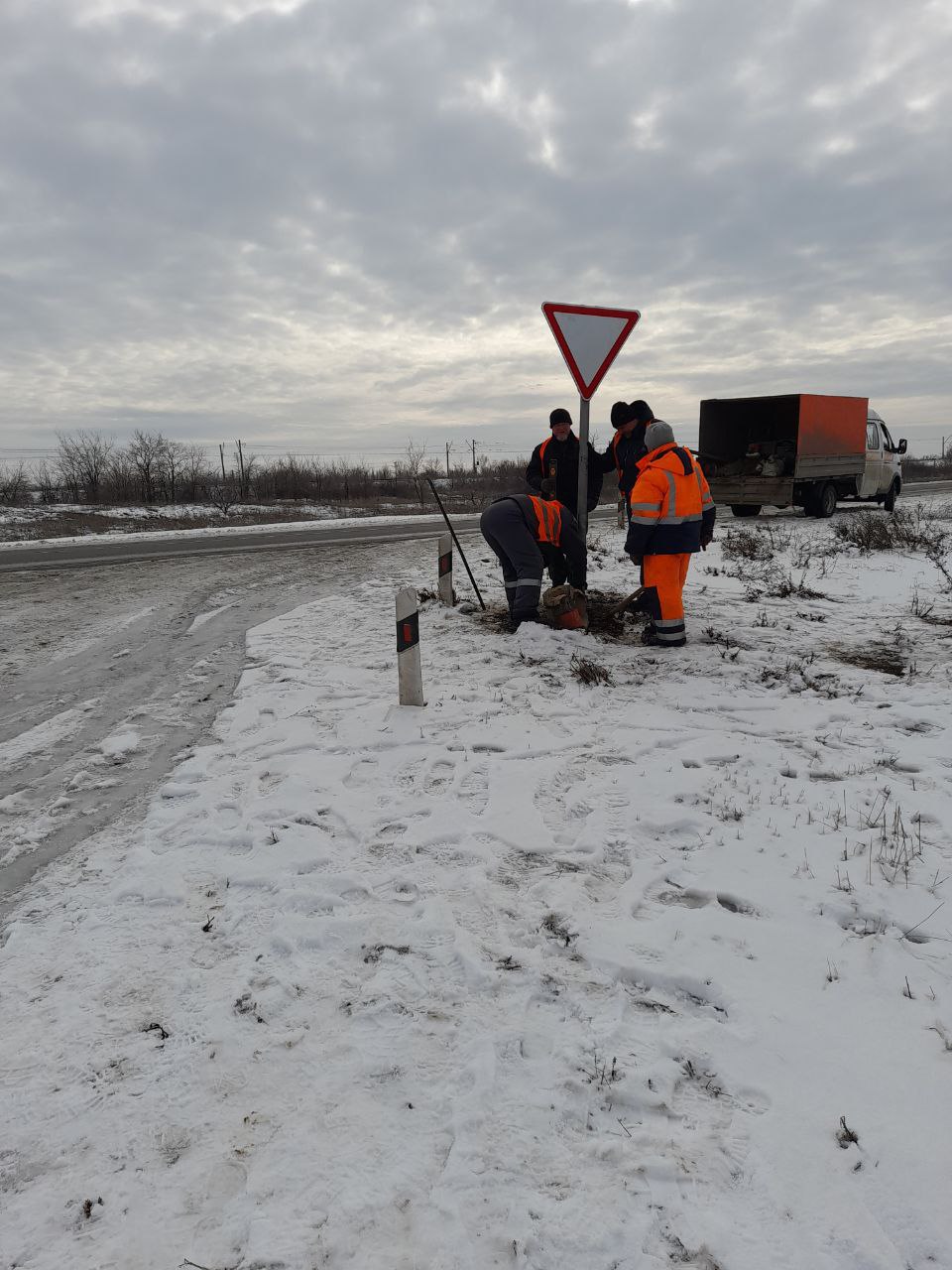 Специалисты подрядной организации провели работы по восстановлению дорожных знаков на автодорогах республики Специалисты подрядной организации провели работы по восстановлению дорожных знаков на автодорогах республики