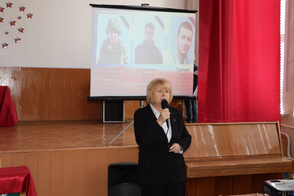 В Стахановской школе увековечили память участника СВО Андрея Степанова В Стахановской школе увековечили память участника СВО Андрея Степанова