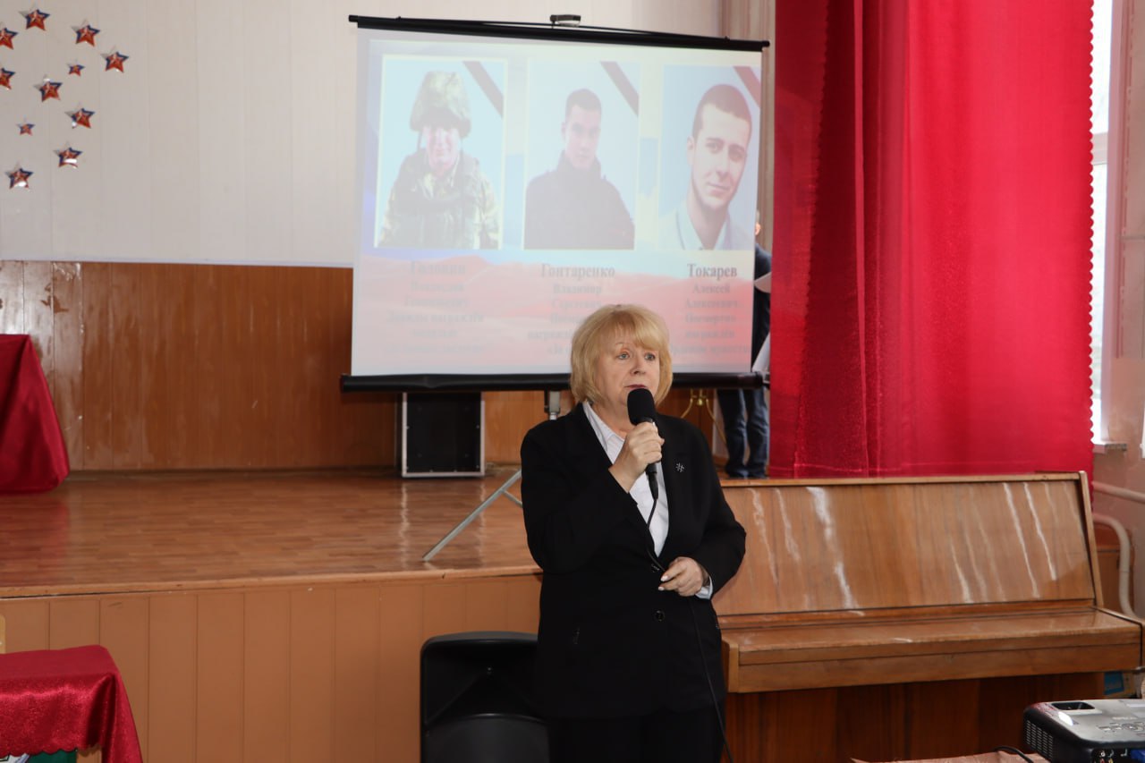 В Стахановской школе увековечили память участника СВО Андрея Степанова В Стахановской школе увековечили память участника СВО Андрея Степанова