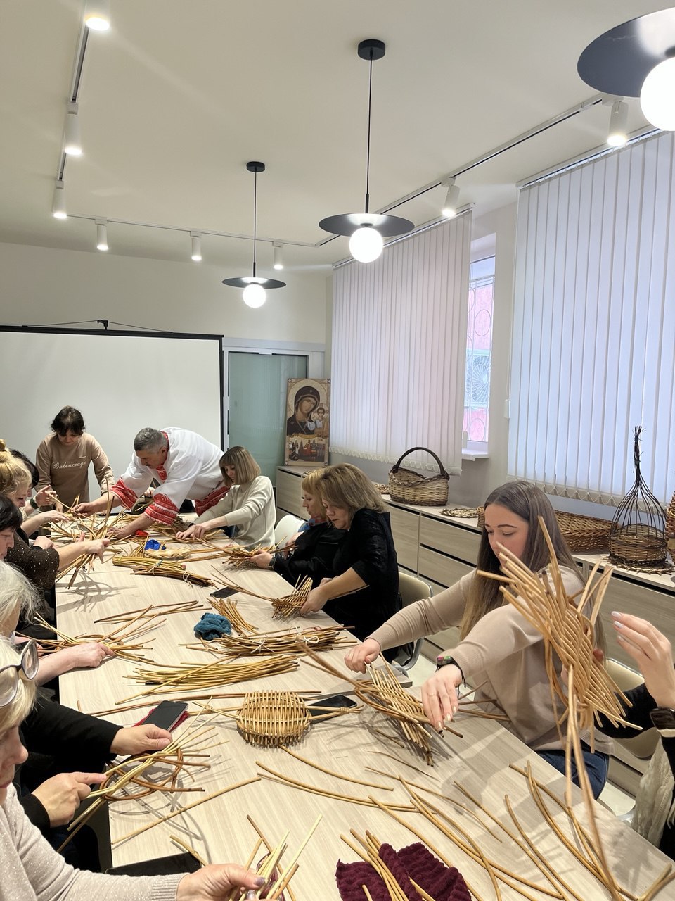 Посетители Перевальского "Библиопортала" освоили уникальную технику лозоплетения "Тарелочка зарзо" Посетители Перевальского "Библиопортала" освоили уникальную технику лозоплетения "Тарелочка зарзо"