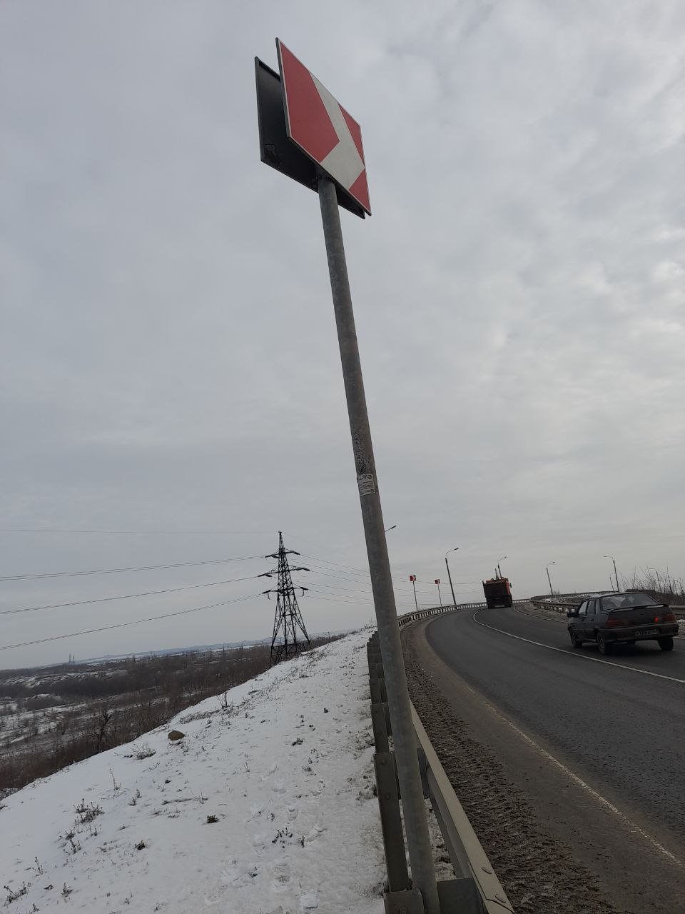 Специалисты подрядной организации провели работы по восстановлению дорожных знаков на автодорогах республики Специалисты подрядной организации провели работы по восстановлению дорожных знаков на автодорогах республики