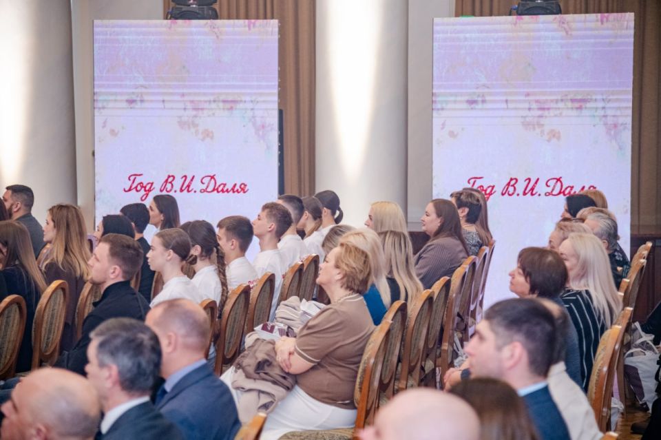 Глава ЛНР торжественно открыл в Луганске цикл мероприятий, посвященных 225-летию Владимира Даля Глава ЛНР торжественно открыл в Луганске цикл мероприятий, посвященных 225-летию Владимира Даля