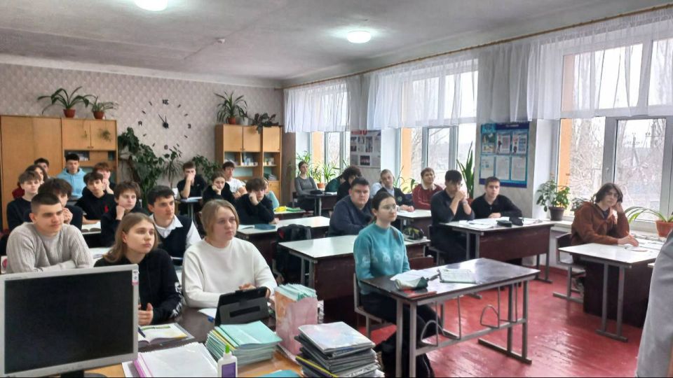Специалист Свердловской стоматологии провёл профориентацию для школьников Свердловской СШ № 9 Специалист Свердловской стоматологии провёл профориентацию для школьников Свердловской СШ № 9
