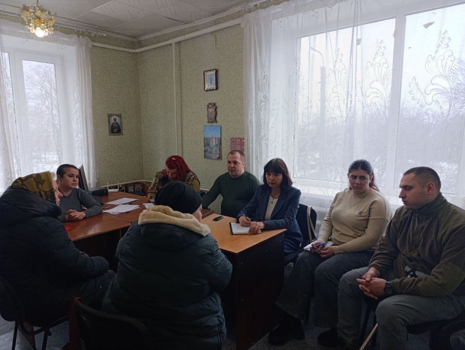 Сегодня в отделе жизнеобеспечения пгт Ясеновский состоялся выездной приём для ветеранов боевых действий и членов семей погибших в СВО, который провели представители комитета семей воинов Отечества ЛНР, военного комиссариата... Сегодня в отделе жизнеобеспечения пгт Ясеновский состоялся выездной приём для ветеранов боевых действий и членов семей погибших в СВО, который провели представители комитета семей воинов Отечества ЛНР, военного комиссариата...