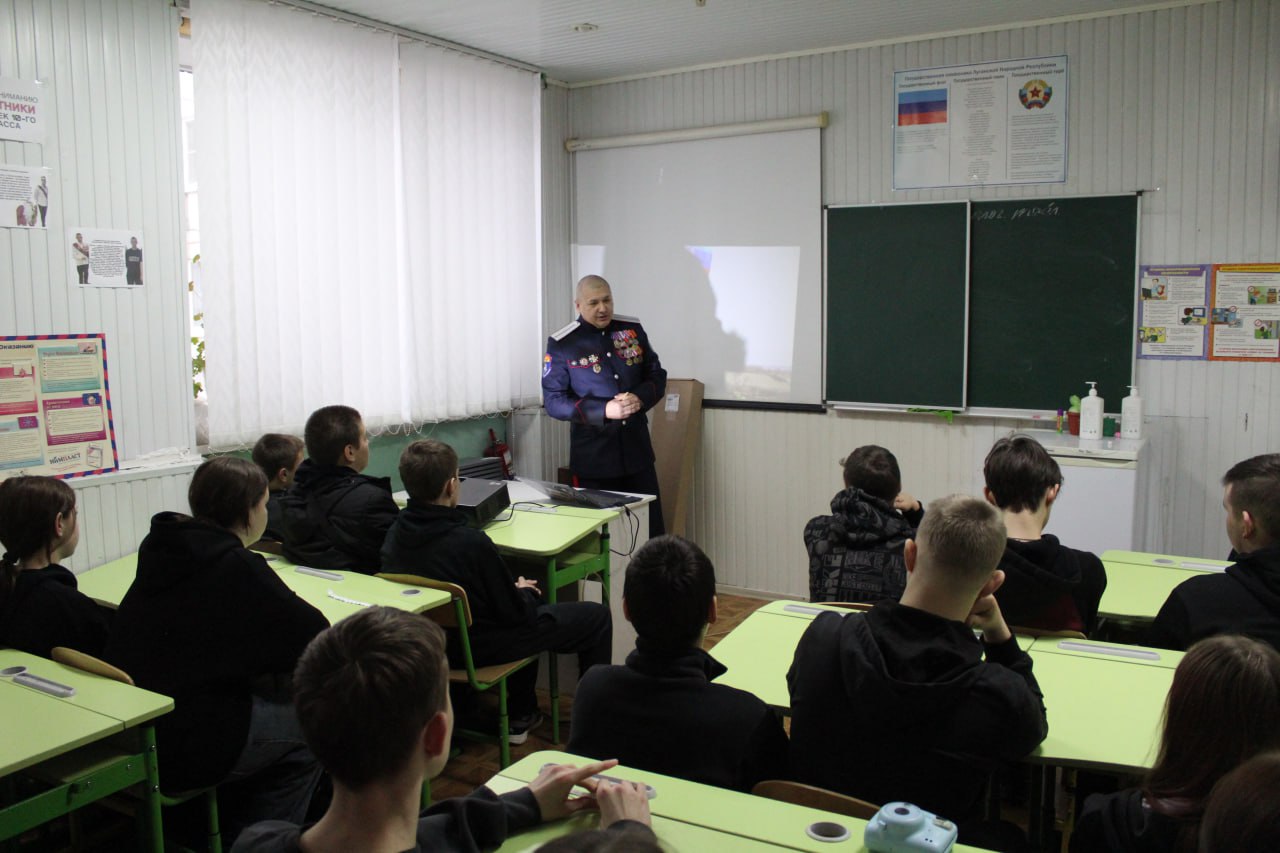 Вячеслав Третьяков: Атаман Станичного казачьего общества "Станица Кременная", участник СВО Скрипник Андрей Викторович для воспитанников ГБОУ ЛНР "Кременская СШ №4" провел урок мужества