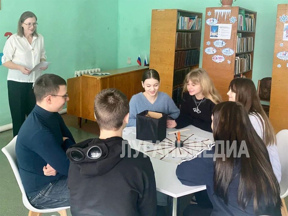 Юные знатоки города Кировска приняли участие в первом заседании клуба «Что? Где? Когда?» Юные знатоки города Кировска приняли участие в первом заседании клуба «Что? Где? Когда?»