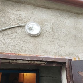 Специалисты Ровеньковского филиала НКО выполняют работы по установке светильников при входе в подъезды многоквартирных домов