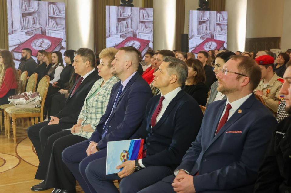 Принял участие в торжественной церемонии открытия цикла мероприятий, посвященных 225-летию Владимира Ивановича Даля Принял участие в торжественной церемонии открытия цикла мероприятий, посвященных 225-летию Владимира Ивановича Даля
