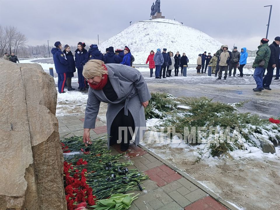 В Станице Луганской прошел митинг, посвященный 4-й годовщине освобождения поселка от киевского режима В Станице Луганской прошел митинг, посвященный 4-й годовщине освобождения поселка от киевского режима