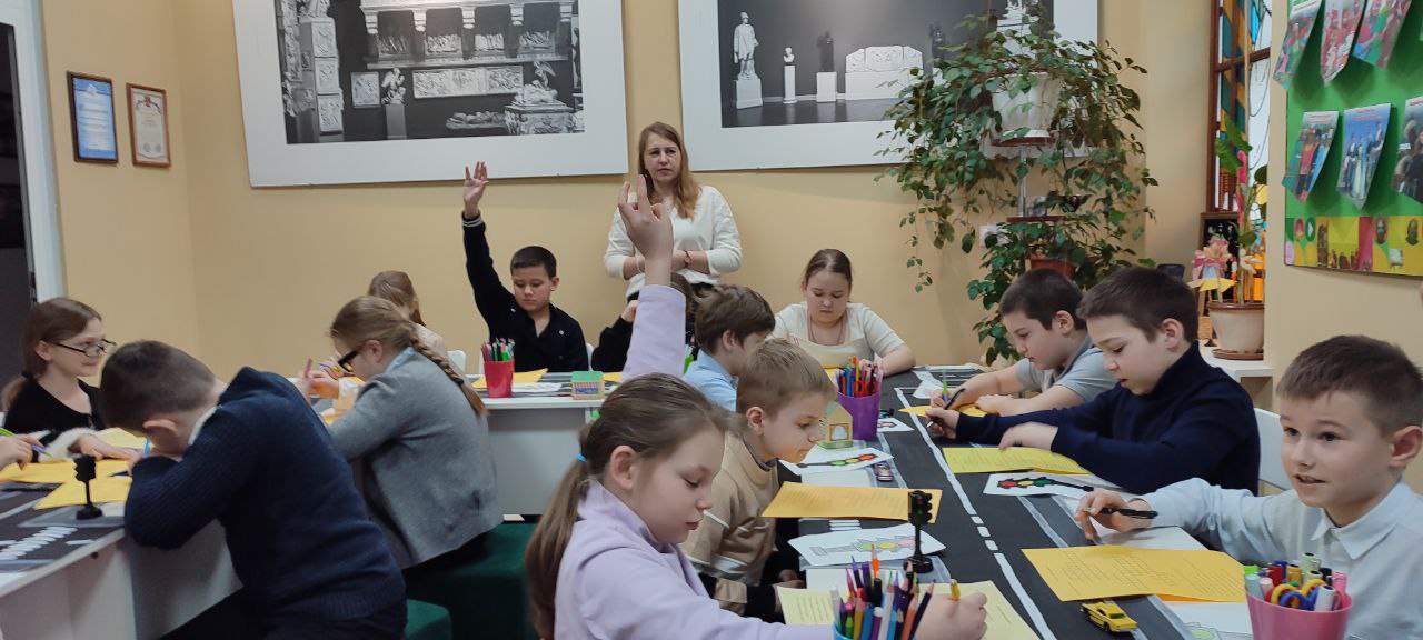 26 февраля в детском центре Перевальского районного исторического музея ученики Перевальской гимназии № 1 приняли участие в увлекательном мероприятии, посвященном правилам дорожного движения 26 февраля в детском центре Перевальского районного исторического музея ученики Перевальской гимназии № 1 приняли участие в увлекательном мероприятии, посвященном правилам дорожного движения