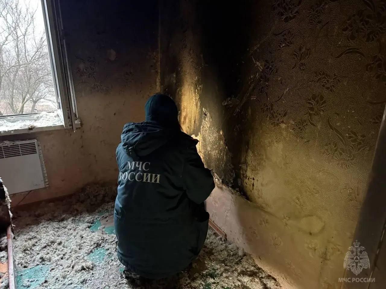 В Брянке спасатели МЧС эвакуировали девушку во время пожара в многоэтажном доме