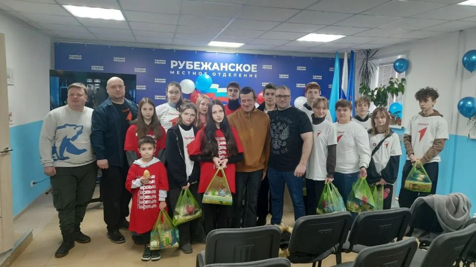 В помещении Рубежанского местного отделения ВПП «Единая Россия» состоялся просмотр художественного кинофильма патриотической направленности, посвященного подвигам защитников Отечества, вопросам гражданского долга, служения... В помещении Рубежанского местного отделения ВПП «Единая Россия» состоялся просмотр художественного кинофильма патриотической направленности, посвященного подвигам защитников Отечества, вопросам гражданского долга, служения...