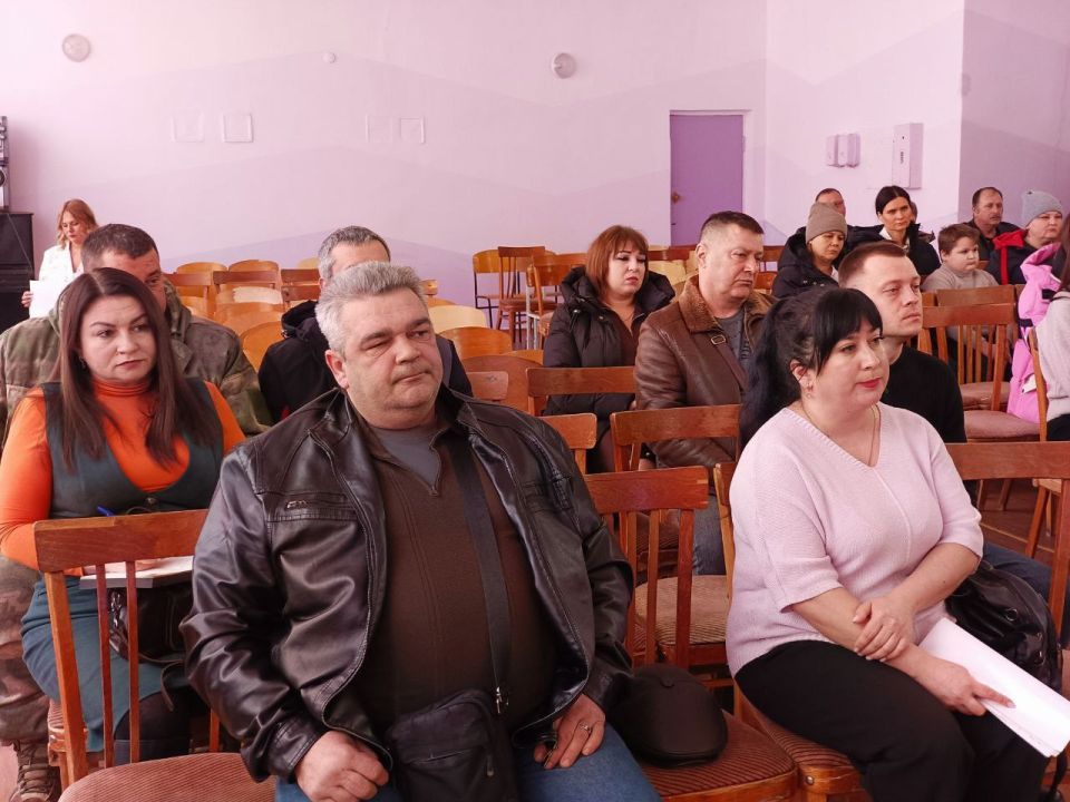Сегодня в Ровеньковской школе № 3 им. А.Ф. Бурды состоялась важная встреча, организованная представителем КСВО ЛНР Анной Писаревской Сегодня в Ровеньковской школе № 3 им. А.Ф. Бурды состоялась важная встреча, организованная представителем КСВО ЛНР Анной Писаревской