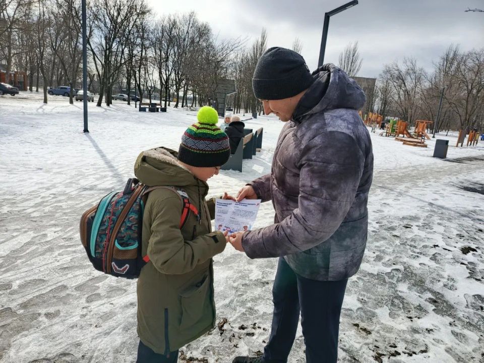 Родительский патруль Ровеньковской школы №3 провел очередной рейд, посвящённый безопасности во дворах Родительский патруль Ровеньковской школы №3 провел очередной рейд, посвящённый безопасности во дворах