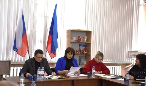 В Марковке под председательством Екатерины Титовой состоялось очередное, 45 заседание Совета Марковского муниципального округа