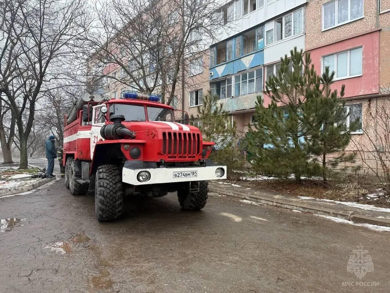 В Брянке спасатели МЧС эвакуировали девушку во время пожара в многоэтажном доме В Брянке спасатели МЧС эвакуировали девушку во время пожара в многоэтажном доме