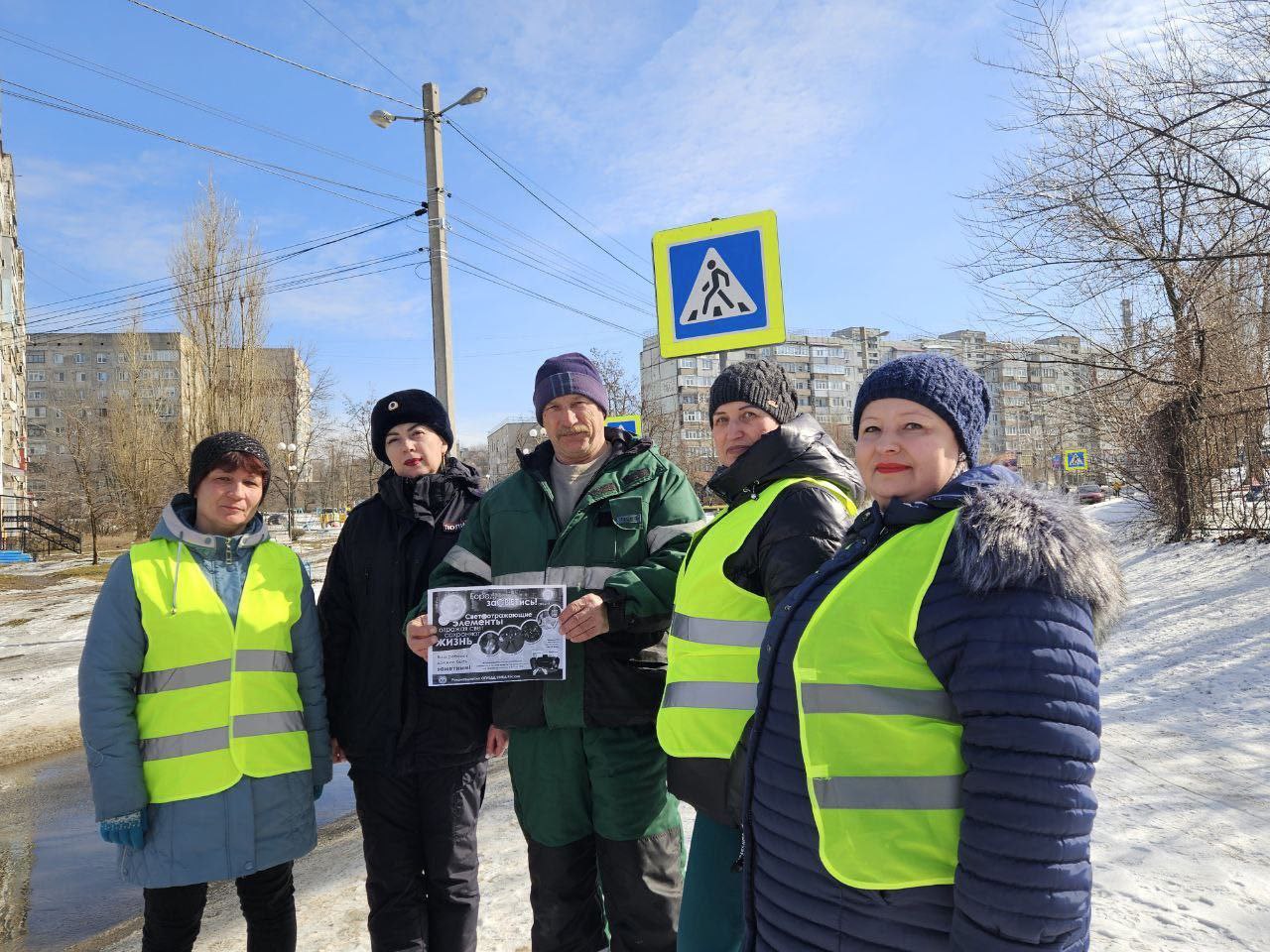 Сотрудники ОГИБДД ОМВД России «Свердловский» совместно с отрядом ЮИД школы №6 «Дозор» и родительским патрулем провели профилактическую акцию «Будь внимательнее на дорогах в зимний период!» Сотрудники ОГИБДД ОМВД России «Свердловский» совместно с отрядом ЮИД школы №6 «Дозор» и родительским патрулем провели профилактическую акцию «Будь внимательнее на дорогах в зимний период!»