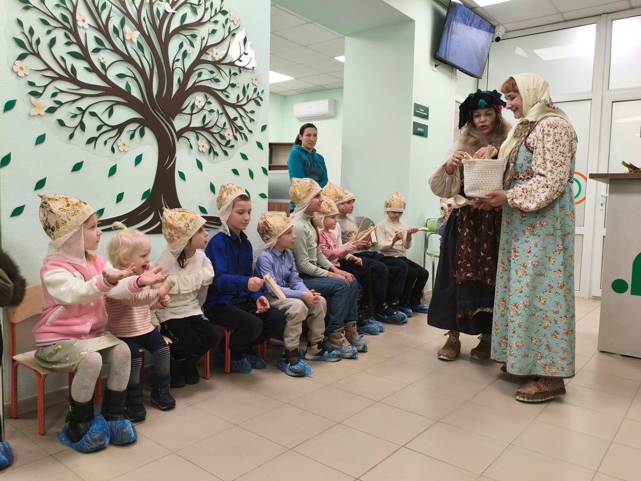 Волонтер из Омска подарила детям Стаханова смех и веселье Волонтер из Омска подарила детям Стаханова смех и веселье