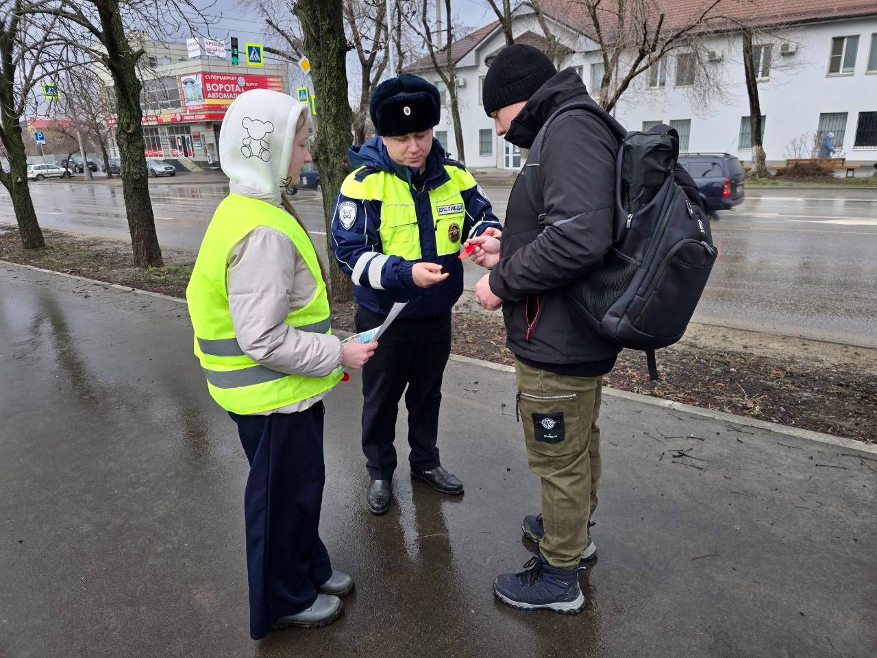 Госавтоинспекция и ЮИД на страже безопасности пешеходов в Луганске Госавтоинспекция и ЮИД на страже безопасности пешеходов в Луганске