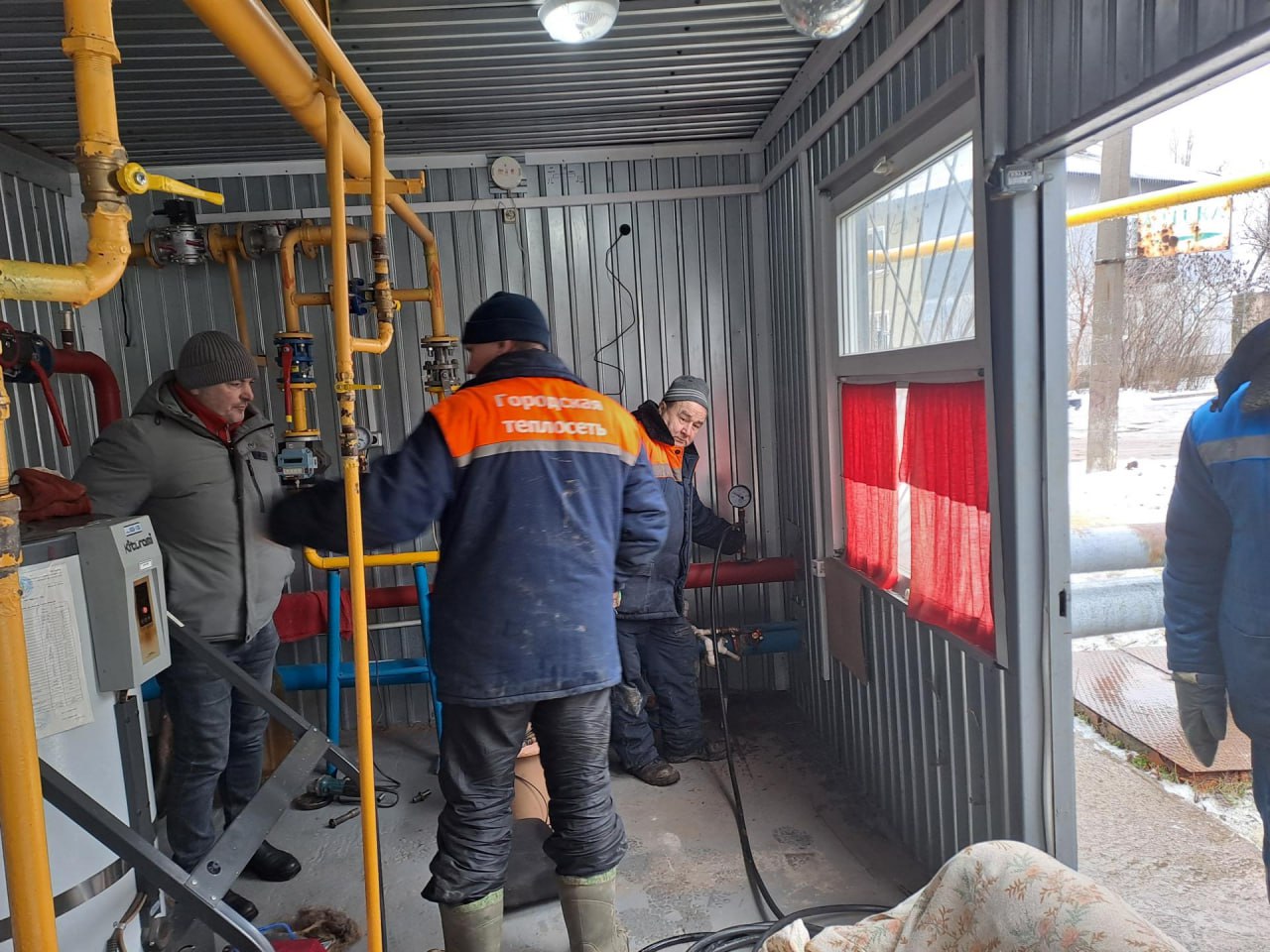 Ульяновские ремонтники устранили аварию на теплотрассе в Лутугино Ульяновские ремонтники устранили аварию на теплотрассе в Лутугино