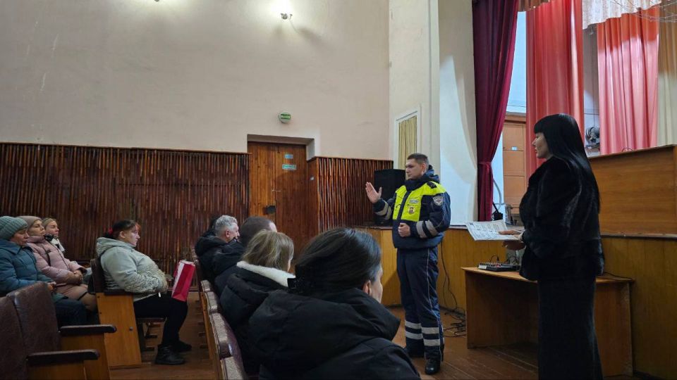 В Доме культуры им. Ленина пгт Дзержинский прошла встреча жителей посёлка с сотрудниками отдела жизнеобеспечения пгт Дзержинский совместно с представителями ОГИБДД ОМВД России «Ровеньковский» и УУП ОУУП ОУУП и ПДН ОМВД... В Доме культуры им. Ленина пгт Дзержинский прошла встреча жителей посёлка с сотрудниками отдела жизнеобеспечения пгт Дзержинский совместно с представителями ОГИБДД ОМВД России «Ровеньковский» и УУП ОУУП ОУУП и ПДН ОМВД...