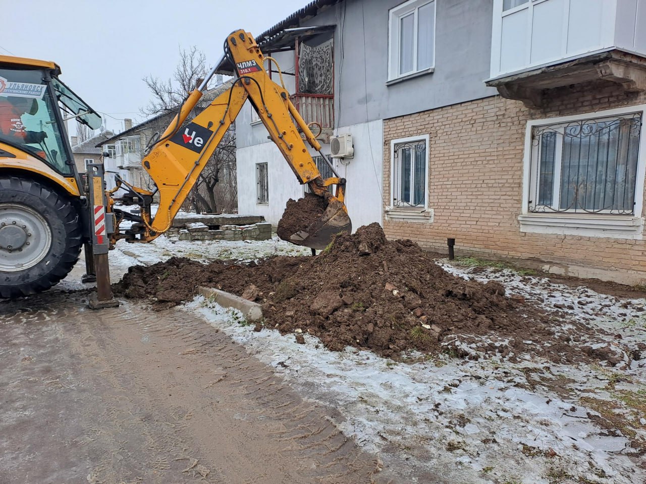 Ульяновские ремонтники устранили аварию на теплотрассе в Лутугино Ульяновские ремонтники устранили аварию на теплотрассе в Лутугино