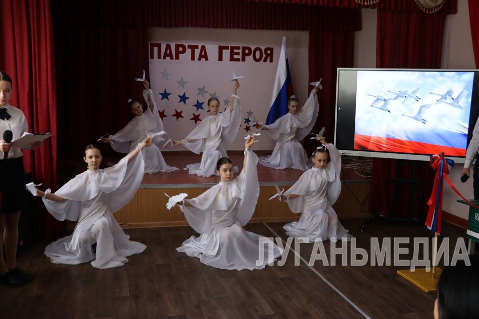 В стахановской школе открыли Парту Героя В стахановской школе открыли Парту Героя
