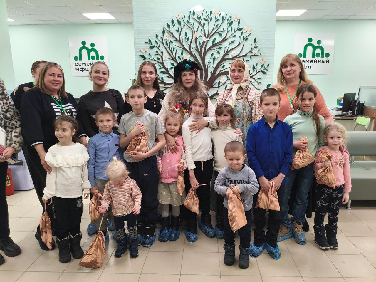 Волонтер из Омска подарила детям Стаханова смех и веселье