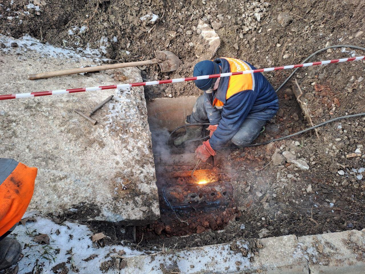 Ульяновские ремонтники устранили аварию на теплотрассе в Лутугино Ульяновские ремонтники устранили аварию на теплотрассе в Лутугино