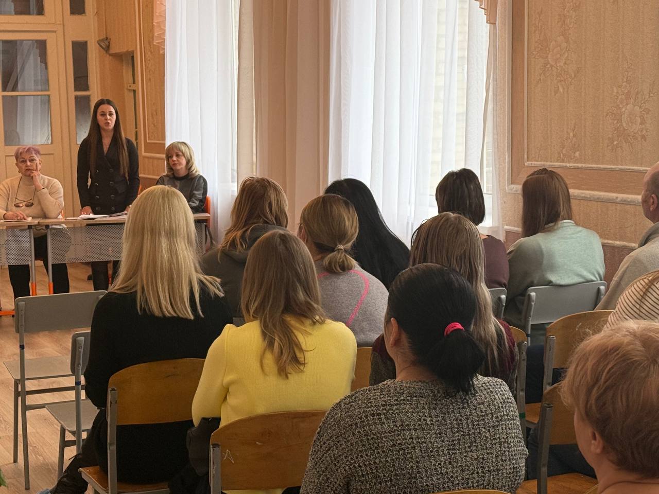 В Ровеньковской гимназии имени писателя Н.Трублаини и Ровеньковской школе № 5 им. "Молодой гвардии" собрались родители, чтобы обсудить самое важное — безопасность, правовую культуру и психологическое здоровье подрастающего... В Ровеньковской гимназии имени писателя Н.Трублаини и Ровеньковской школе № 5 им. "Молодой гвардии" собрались родители, чтобы обсудить самое важное — безопасность, правовую культуру и психологическое здоровье подрастающего...