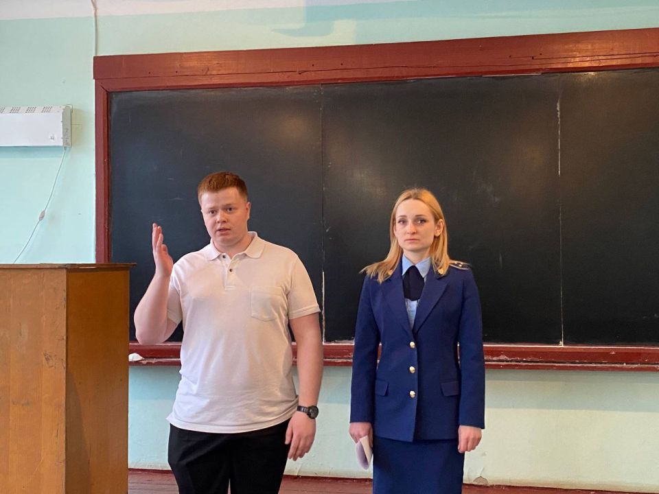 Молодёжь Стаханова обсудила правонарушения вместе с прокурорами Молодёжь Стаханова обсудила правонарушения вместе с прокурорами