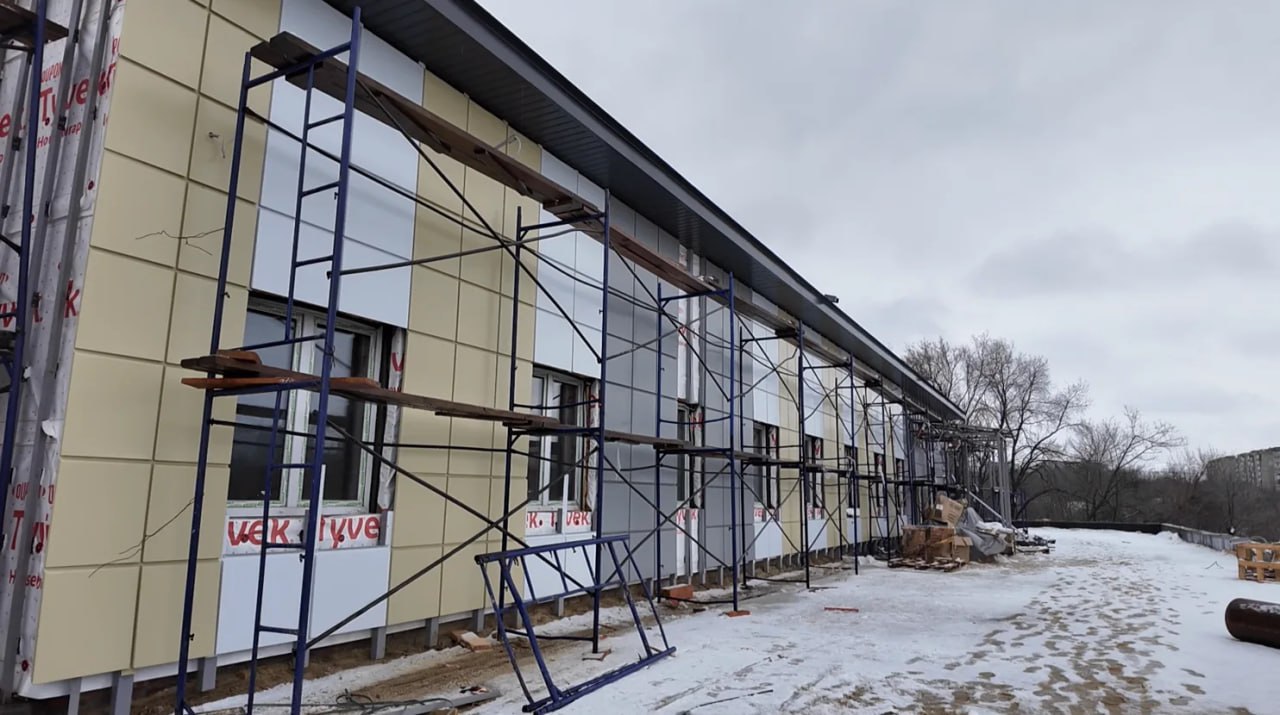 Тюменцы занимаются облицовкой фасада нового патологоанатомического отделения ЦГБ