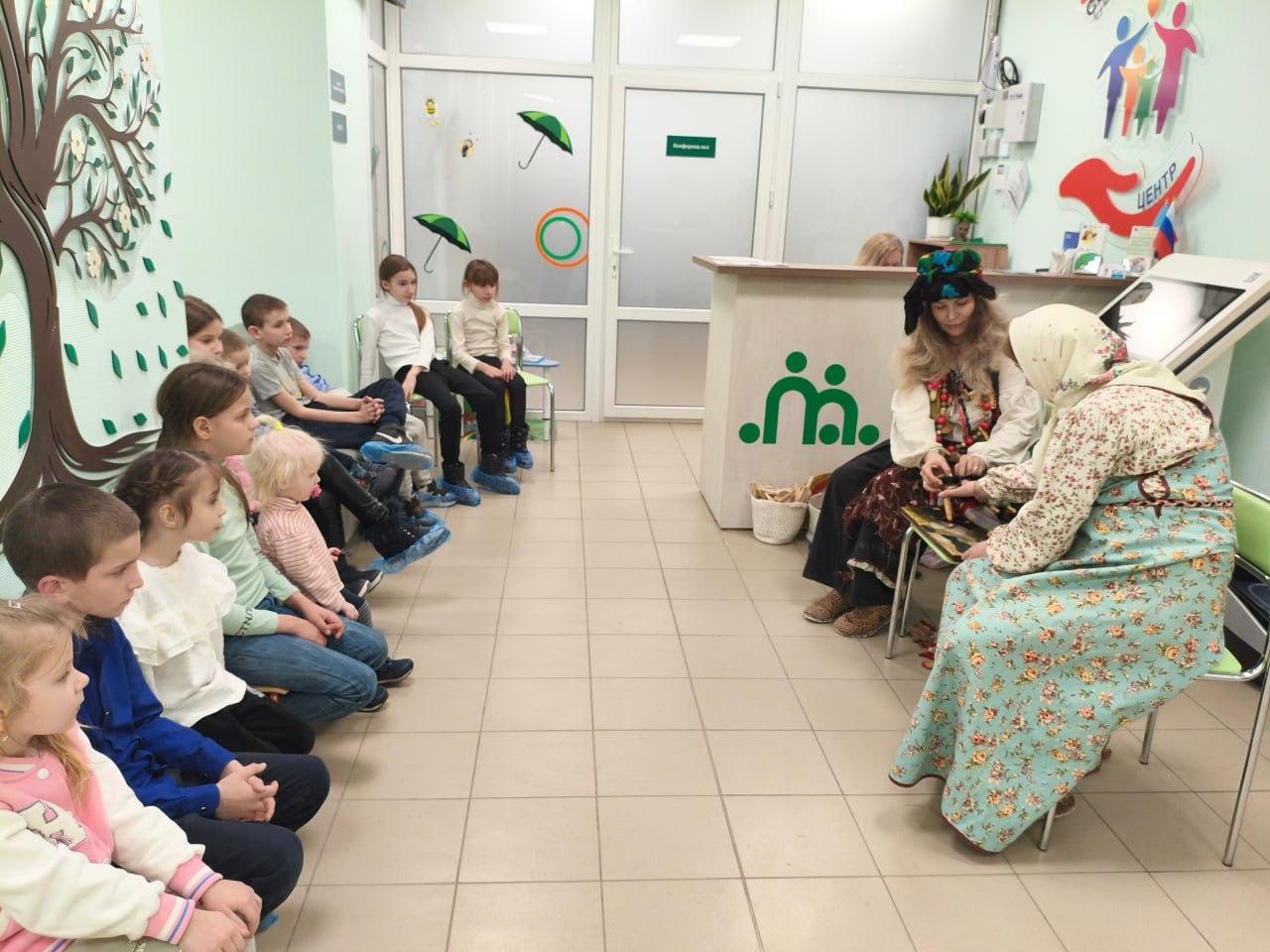 Волонтер из Омска подарила детям Стаханова смех и веселье Волонтер из Омска подарила детям Стаханова смех и веселье