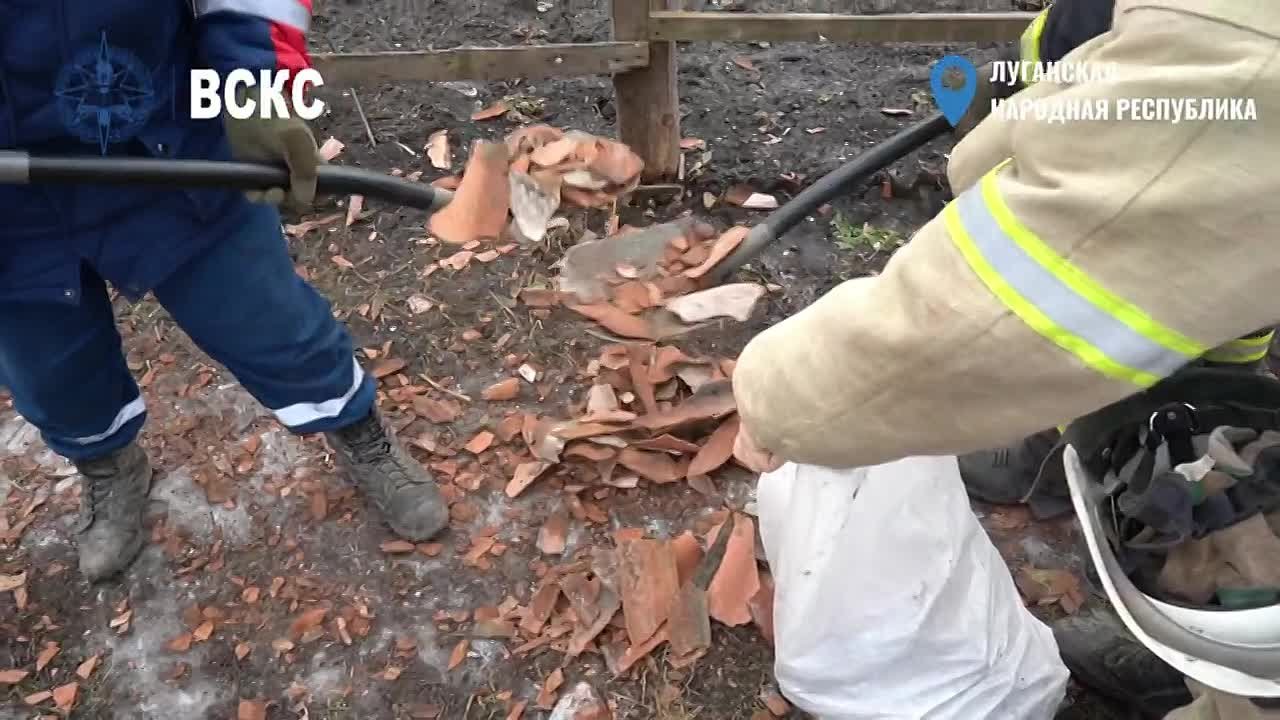 Добровольцы Луганского РО ВСКС продолжают оказывать помощь жителям пгт Центральный, пострадавшему в результате атаки врага