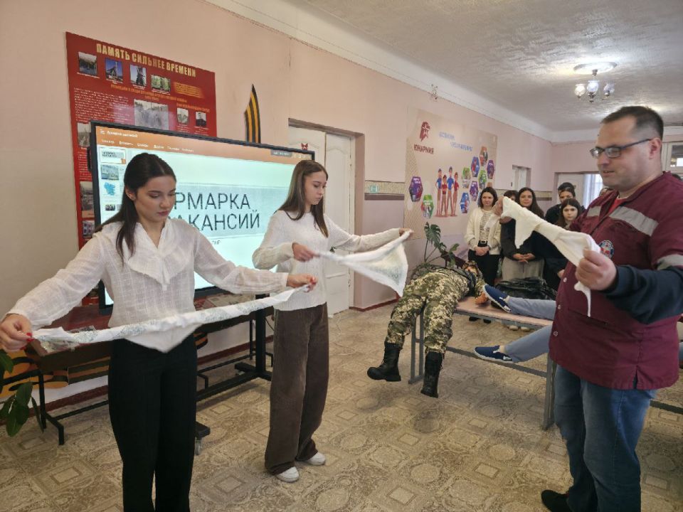 Фельдшеры и инструкторы первой помощи Луганского центра медицины катастроф провели несколько профориентационных мероприятий Фельдшеры и инструкторы первой помощи Луганского центра медицины катастроф провели несколько профориентационных мероприятий