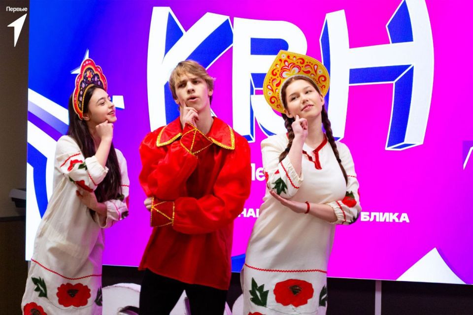 На базе Антрацитовской основной школы №1 – лицея прошёл финал КВН, в котором за победу боролись команды из гимназии №1, школы №5 и Нижненагольчикской средней школы На базе Антрацитовской основной школы №1 – лицея прошёл финал КВН, в котором за победу боролись команды из гимназии №1, школы №5 и Нижненагольчикской средней школы