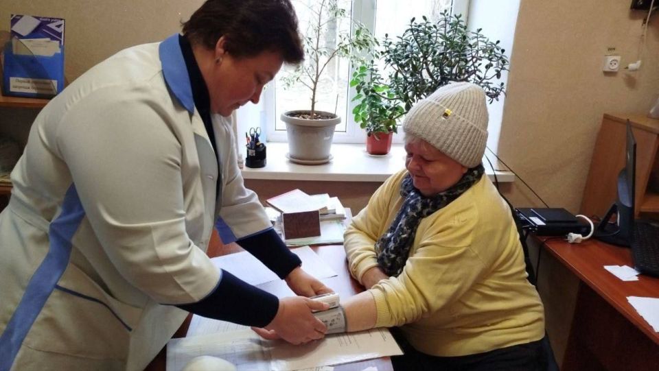 Реализация федерального проекта: за 3 дня медики Перевальска измерили давление более чем у 200 жителей города Реализация федерального проекта: за 3 дня медики Перевальска измерили давление более чем у 200 жителей города
