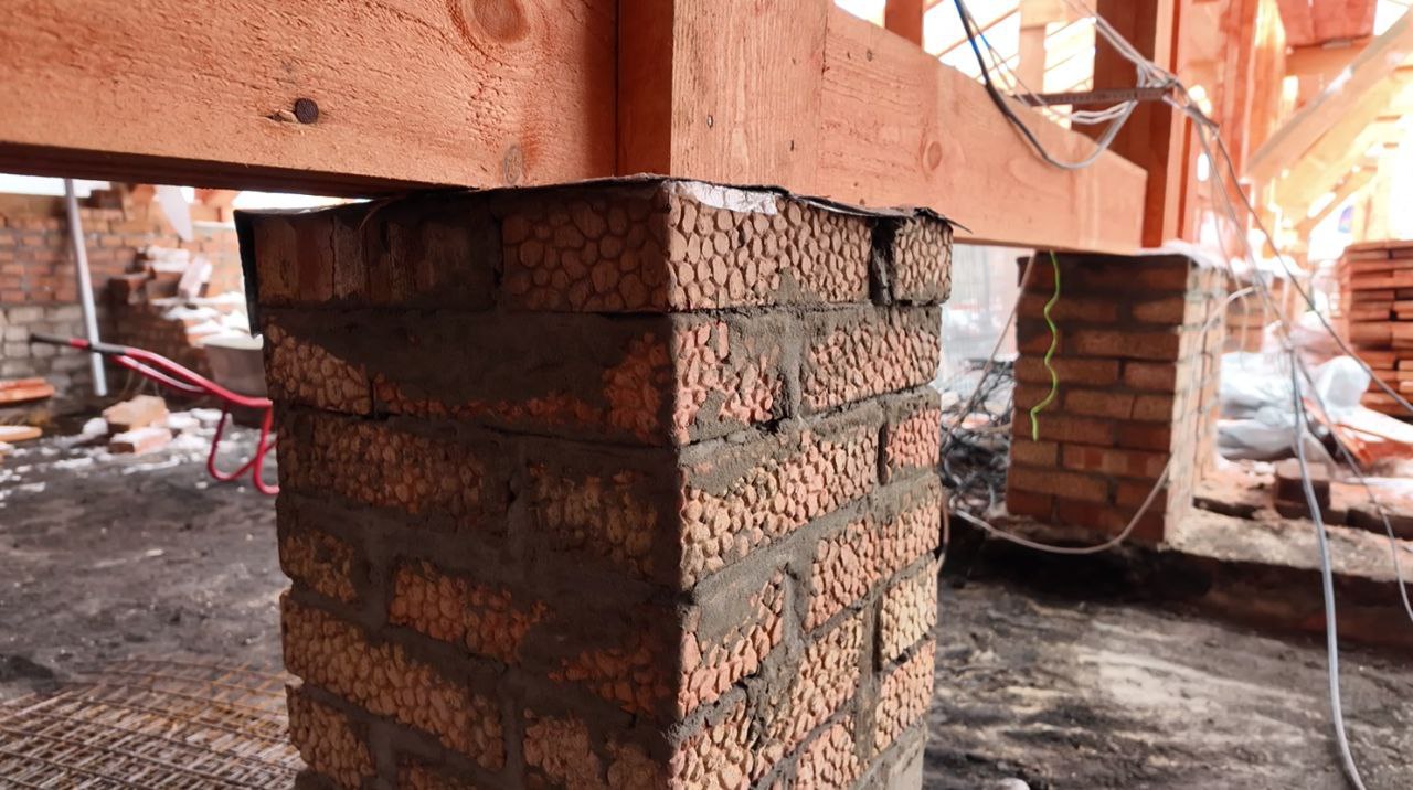 В Молодогвардейске продолжается капитальный ремонт кровли на доме по улице Коцюбинского, 4. Погода немного замедлила темп работ, но на сроки сдачи объекта это не повиляет В Молодогвардейске продолжается капитальный ремонт кровли на доме по улице Коцюбинского, 4. Погода немного замедлила темп работ, но на сроки сдачи объекта это не повиляет