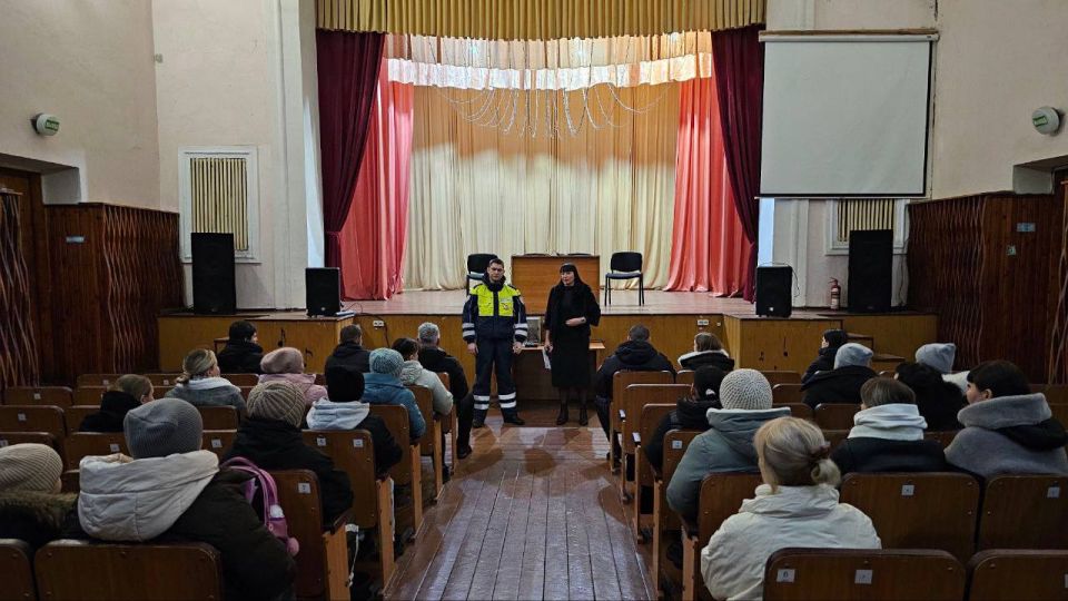 В Доме культуры им. Ленина пгт Дзержинский прошла встреча жителей посёлка с сотрудниками отдела жизнеобеспечения пгт Дзержинский совместно с представителями ОГИБДД ОМВД России «Ровеньковский» и УУП ОУУП ОУУП и ПДН ОМВД... В Доме культуры им. Ленина пгт Дзержинский прошла встреча жителей посёлка с сотрудниками отдела жизнеобеспечения пгт Дзержинский совместно с представителями ОГИБДД ОМВД России «Ровеньковский» и УУП ОУУП ОУУП и ПДН ОМВД...