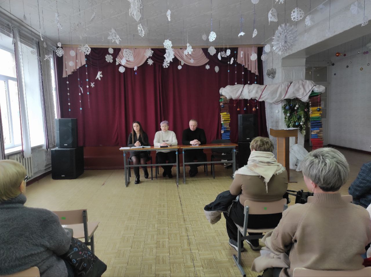 В Ровеньковской гимназии имени писателя Н.Трублаини и Ровеньковской школе № 5 им. "Молодой гвардии" собрались родители, чтобы обсудить самое важное — безопасность, правовую культуру и психологическое здоровье подрастающего...