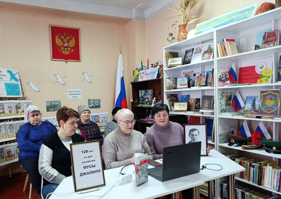 Сотрудники Адамовской центральной библиотеки региона-шефа провели для пользователей Комиссаровской библиотеки №11 литературный вечер «В отважном сердце вечность есть», посвященный 120 - летию со дня рождения великого... Сотрудники Адамовской центральной библиотеки региона-шефа провели для пользователей Комиссаровской библиотеки №11 литературный вечер «В отважном сердце вечность есть», посвященный 120 - летию со дня рождения великого...